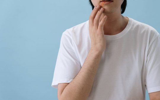 ragazzo-con-herpes-labiale