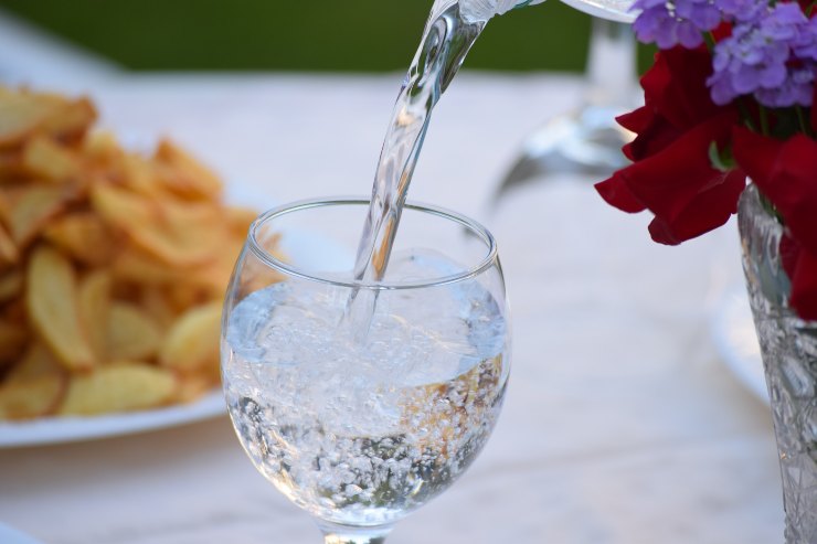 Acqua versata nel bicchiere - Fonte Pixabay