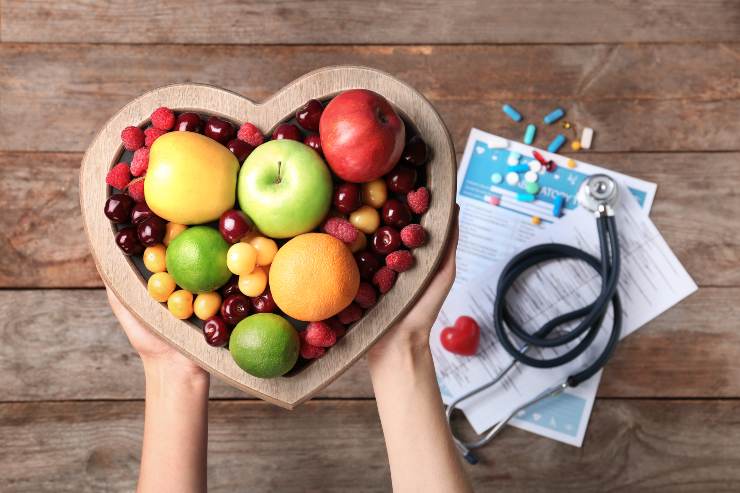 Cesto di frutta e farmaci per il cuore - Fonte AdobeStock