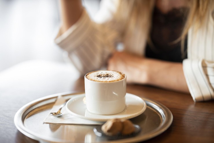 mulher tomando café da manhã