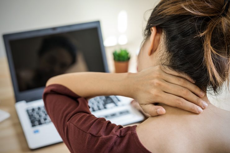 Donna al lavoro con dolore al collo - Fonte AdobeStock