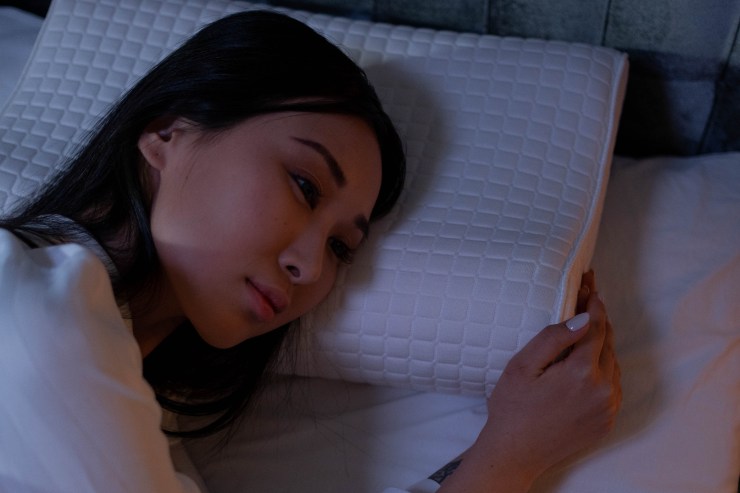 Donna che fatica ad addormentarsi - Fonte Pexels
