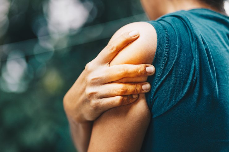 Donna con dolore al braccio - Fonte AdobeStock