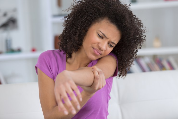 Donna con dolore al braccio - Fonte AdobeStock