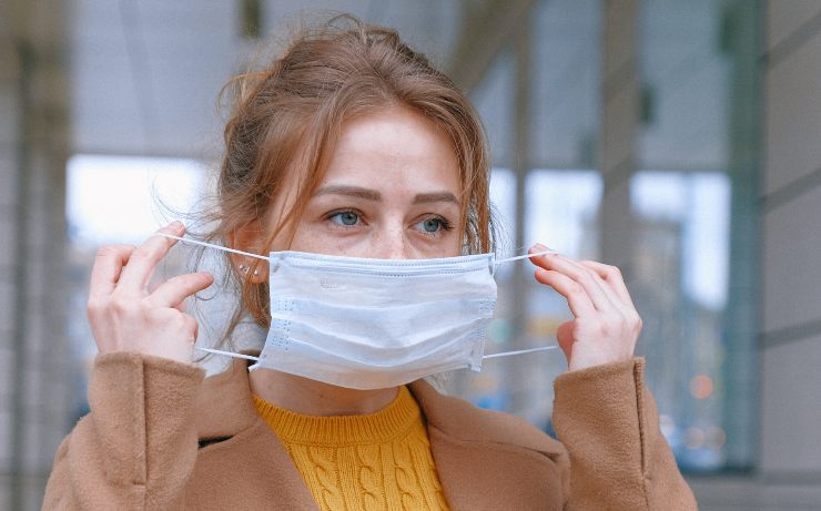 Donna indossa la mascherina in pandemia - Fonte Pexels