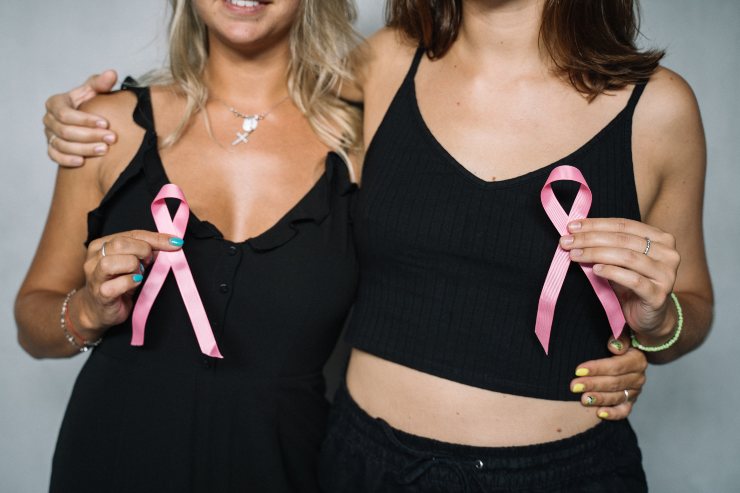 Donne con il simbolo della lotta per il tumore al seno - Fonte Pexels