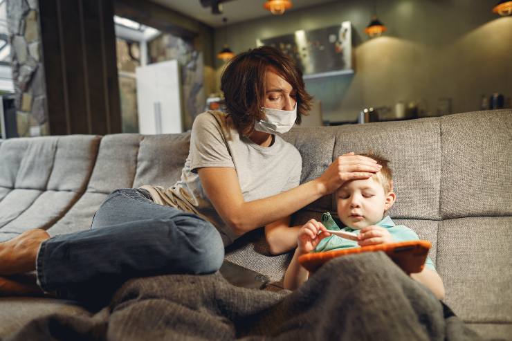 Mamma controlla la febbre al figlio - Fonte Pexels