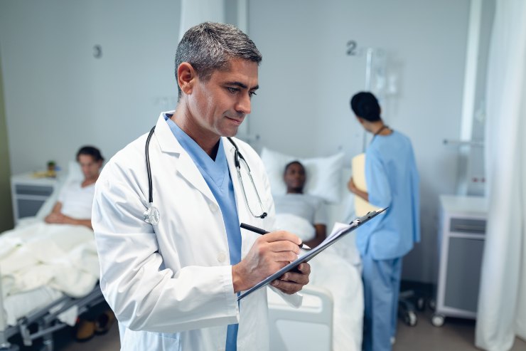 Medico in ospedale - Fonte AdobeStock