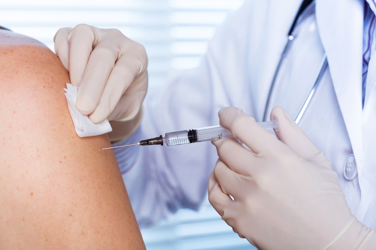 Medico somministra il vaccino - Fonte AdobeStock