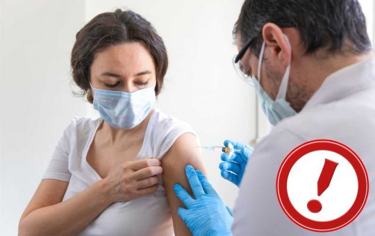 Medico somministra il vaccino ad una donna - Fonte AdobeStock