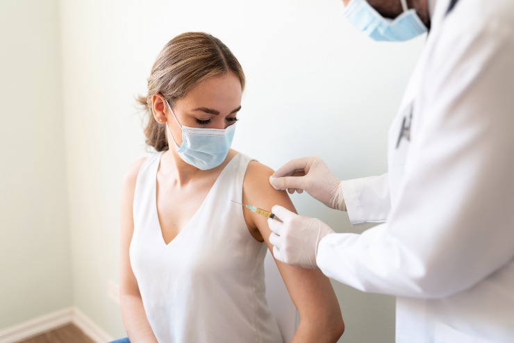 Medico somministra il vaccino ad una ragazza - Fonte AdobeStock