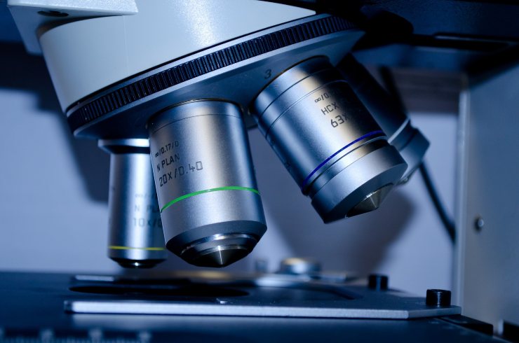 Microscopio nel laboratorio di ricerca - Fonte Pixabay