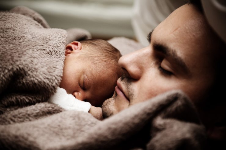 Papà e neonato - Fonte Pixabay