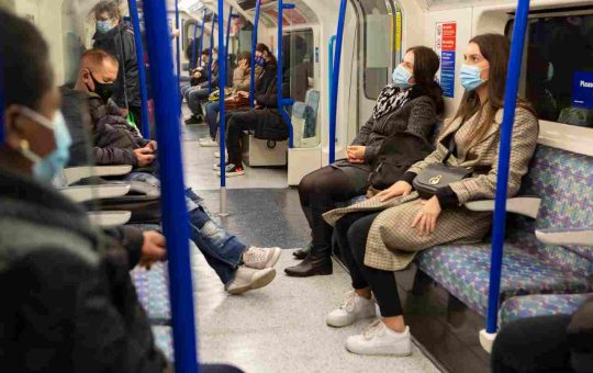 Passeggeri in metro con mascherina anti-Covid