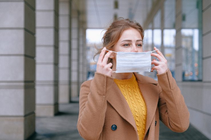 Ragazza indossa la mascherina - Fonte Pexels