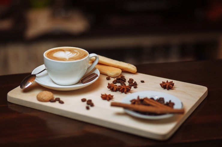 Vassoio con caffè e biscotti - Fonte Pixabay