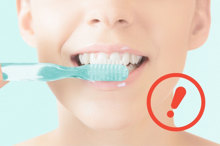 Abitudini scorrette nella cura dei denti - Fonte AdobeStock