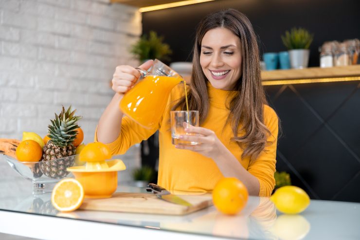 Donna beve spremuta d'arancia - Fonte AdobeStock