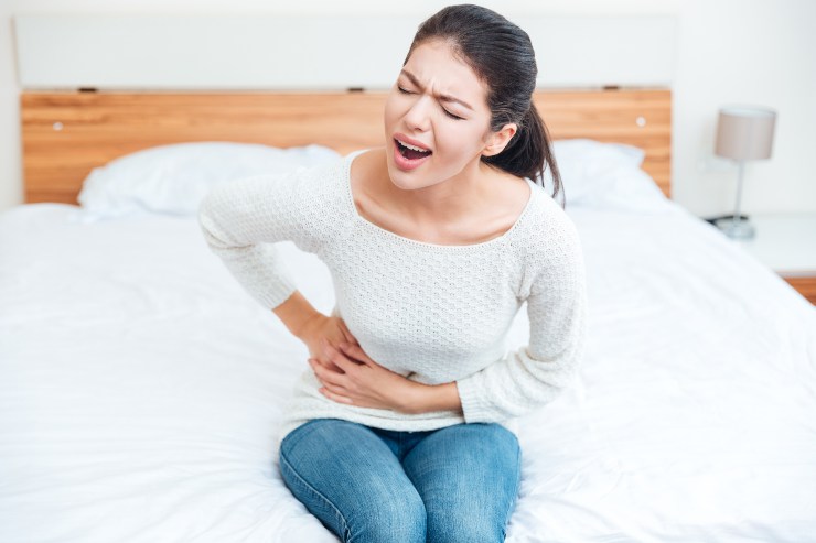 Donna con crampi intestinali - Fonte AdobeStock