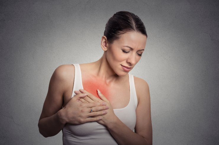 Donna con dolore al seno - Fonte AdobeStock