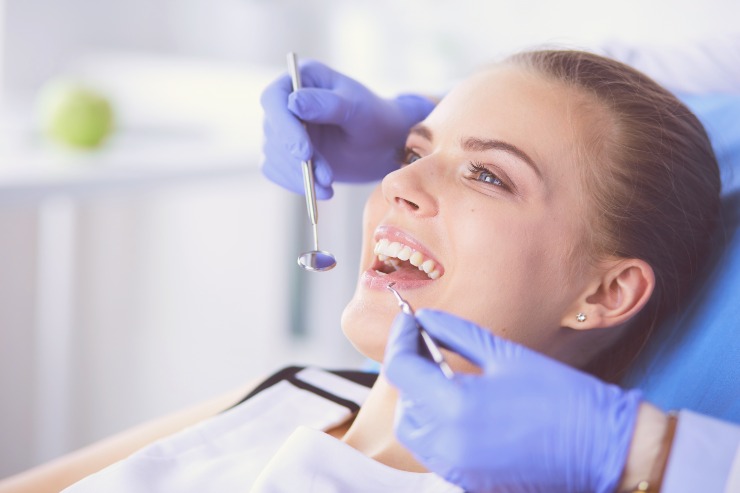 Donna in visita dal dentista - Fonte AdobeStock