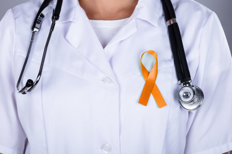Medico con simbolo della lotta alla sclerosi multipla - Fonte AdobeStock