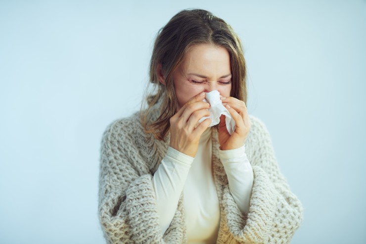 Primi sintomi del raffreddore - Fonte AdobeStock