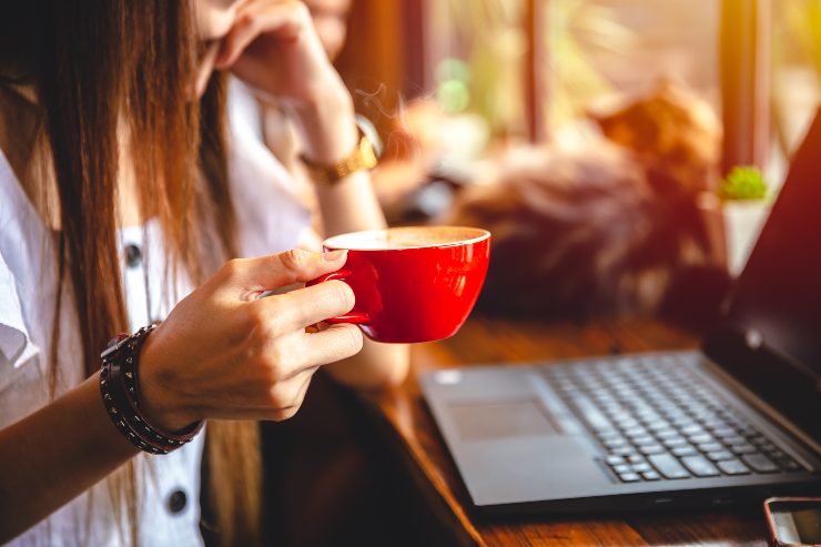 Ragazza beve caffè - Fonte AdobeStock