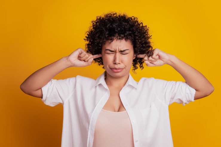 Ragazza con fastidio alle orecchie - Fonte AdobeStock