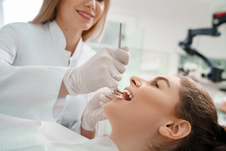 Ragazza in visita dal dentista - Fonte AdobeStock