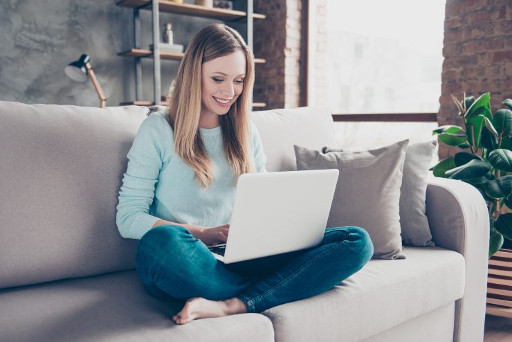 Ragazza tiene pc sulle gambe - AdobeStock