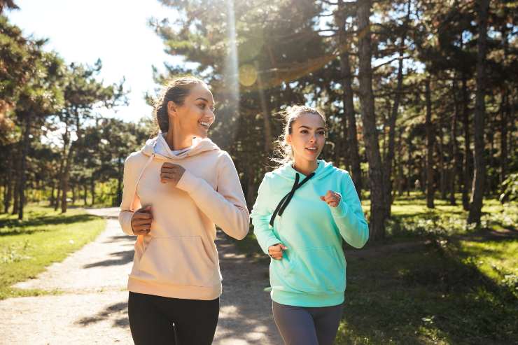 Ragazze corrono in inverno - Fonte AdobeStock