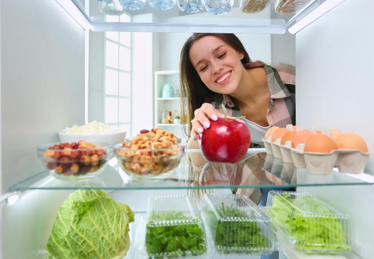 Riporre in frigo gli alimenti - Fonte AdobeStock