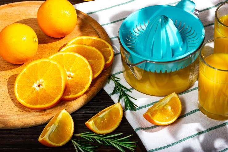 Spremuta d'arancia con spremiagrumi - Fonte AdobeStock