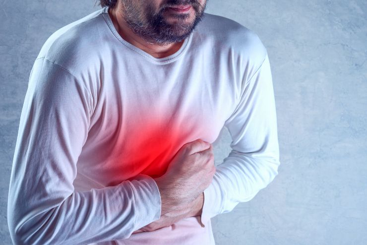 Uomo con dolore allo stomaco - Fonte AdobeStock