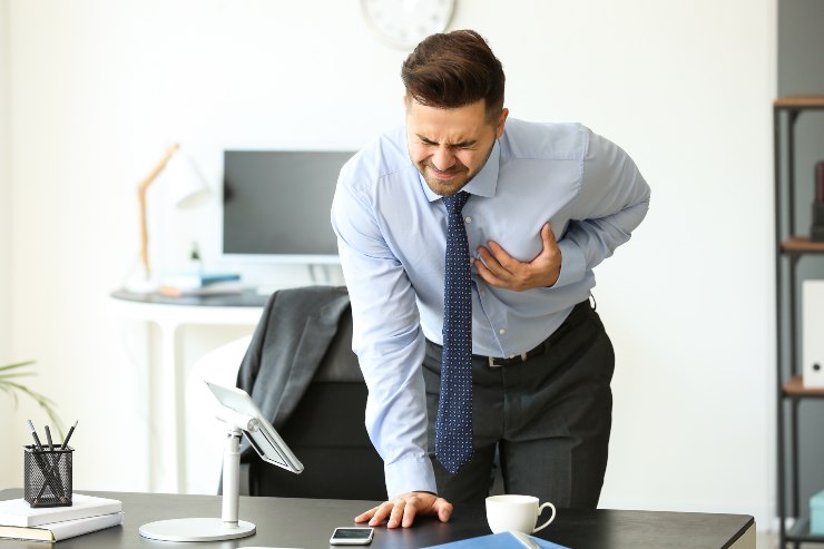 Uomo con forte dolore al petto - Fonte AdobeStock