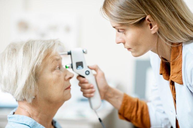 Visita medica per presbiopia - Fonte AdobeStock