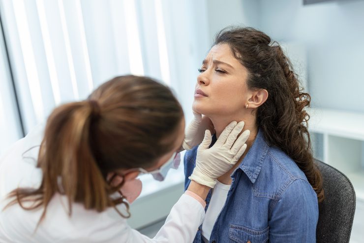 Visita medica per adenoidi ingrossate - Fonte AdobeStock