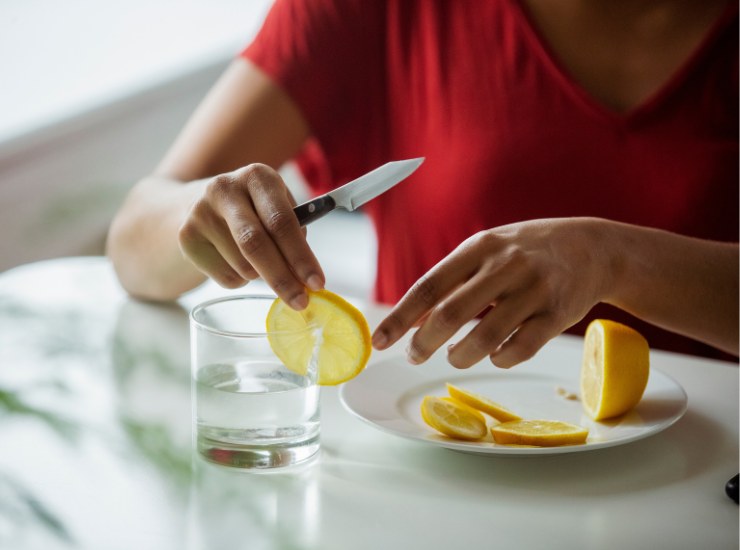 Acqua e limone per depurare il fegato - Fonte AdobeStock