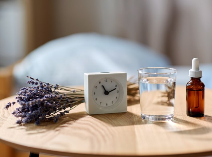 Attenzione al bicchiere d'acqua sul comodino - Fonte AdobeStock