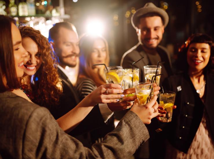 Consumo di alcool tra giovani - Fonte AdobeStock