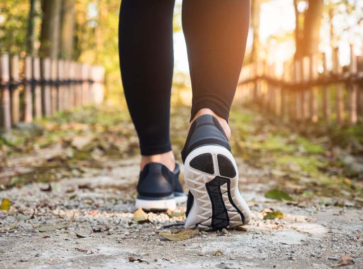 Scarpe per dimagrire camminando - Fonte AdobeStock