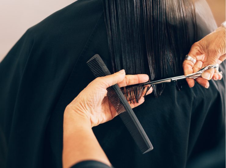 Tagliare i capelli per darli in beneficienza - Fonte AdobeStock