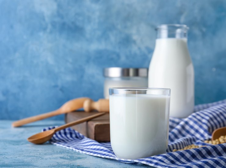 Attenzione al latte scaduto - Fonte AdobeStock