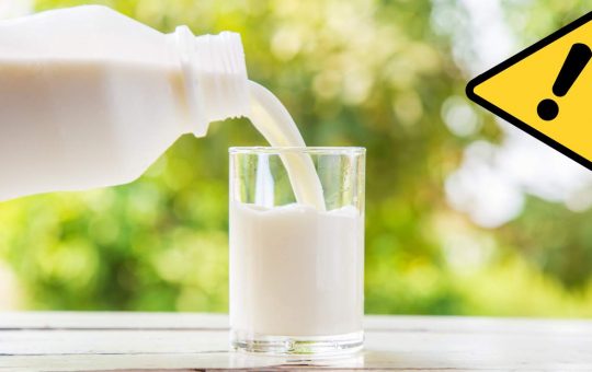 Attenzione al latte scaduto - Fonte AdobeStock