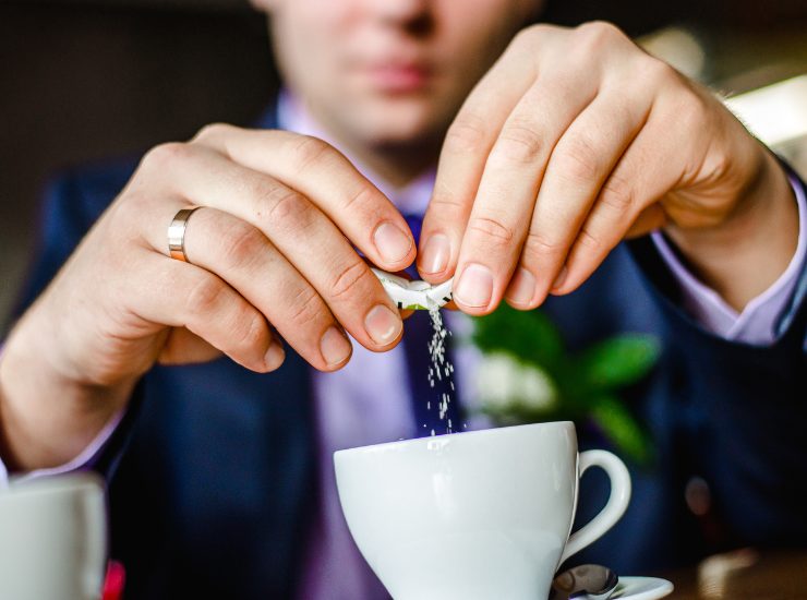 Dolcificante nel caffè - Fonte AdobeStock