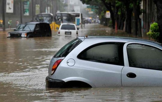 Auto danneggiate dall'alluvione | Fonte: Canva PRO