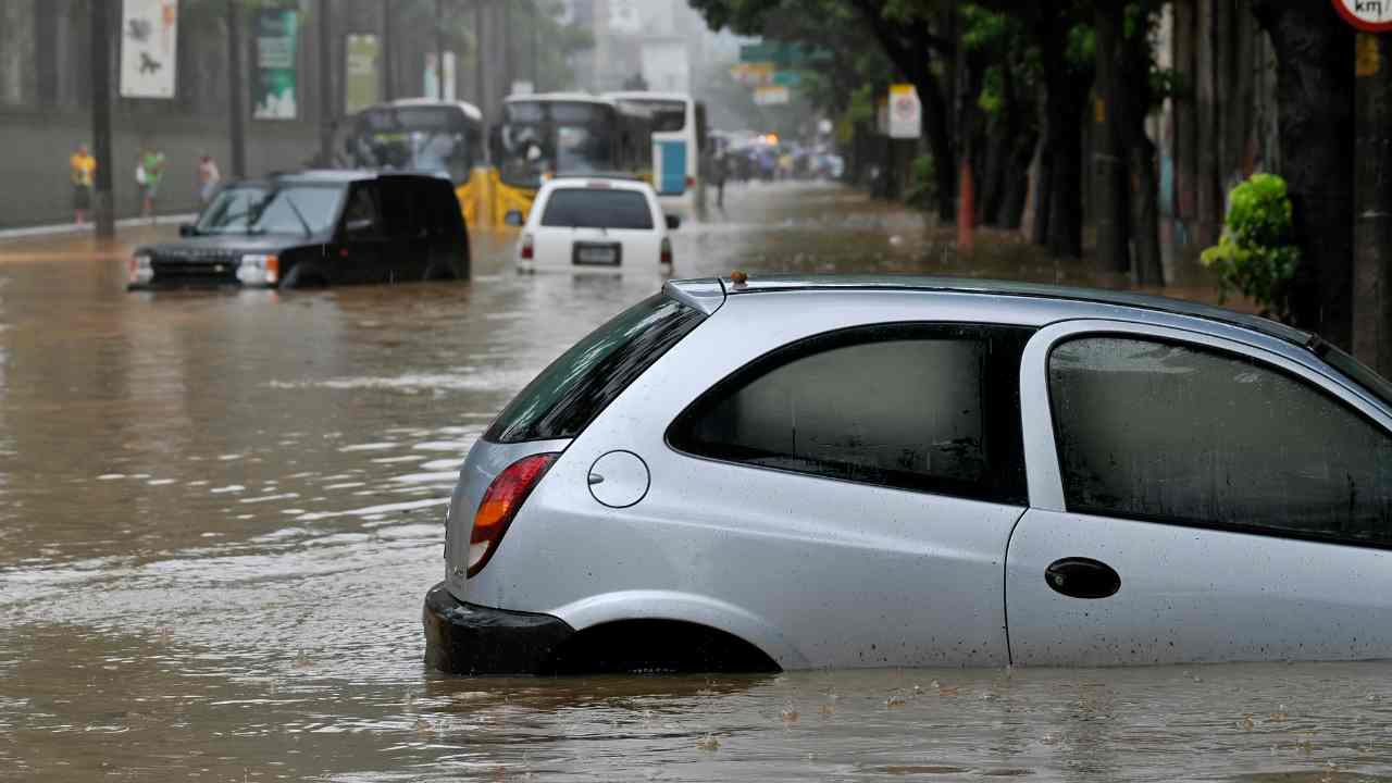 Auto danneggiate dall'alluvione | Fonte: Canva PRO