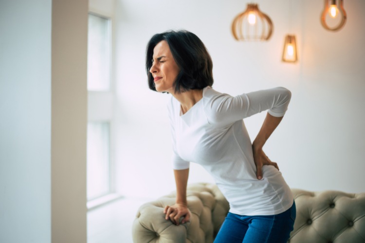 Mal di schiena cronico: quando intervenire | Fonte: Canva 