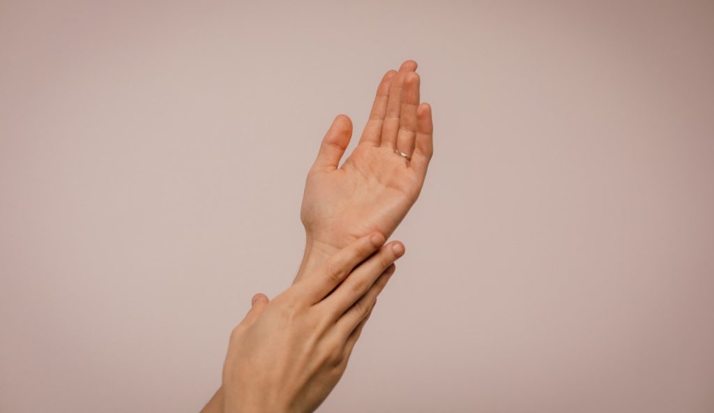 Tremore alle mani, potresti soffrire di una malattia controlla i sintomi NewsSalute.it